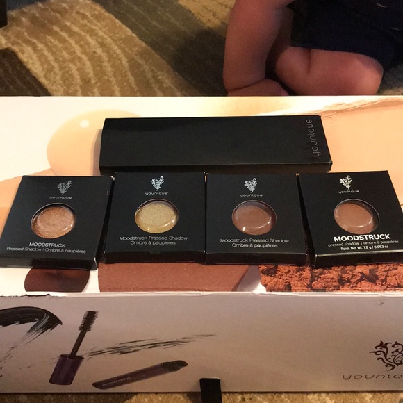 Younique Other - Quad palette with pressed shadows